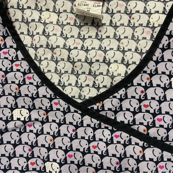 Dickies Mock Wrap Elephant In The Room Printed Scrub Top Women’s Size M Medical - Picture 6 of 9